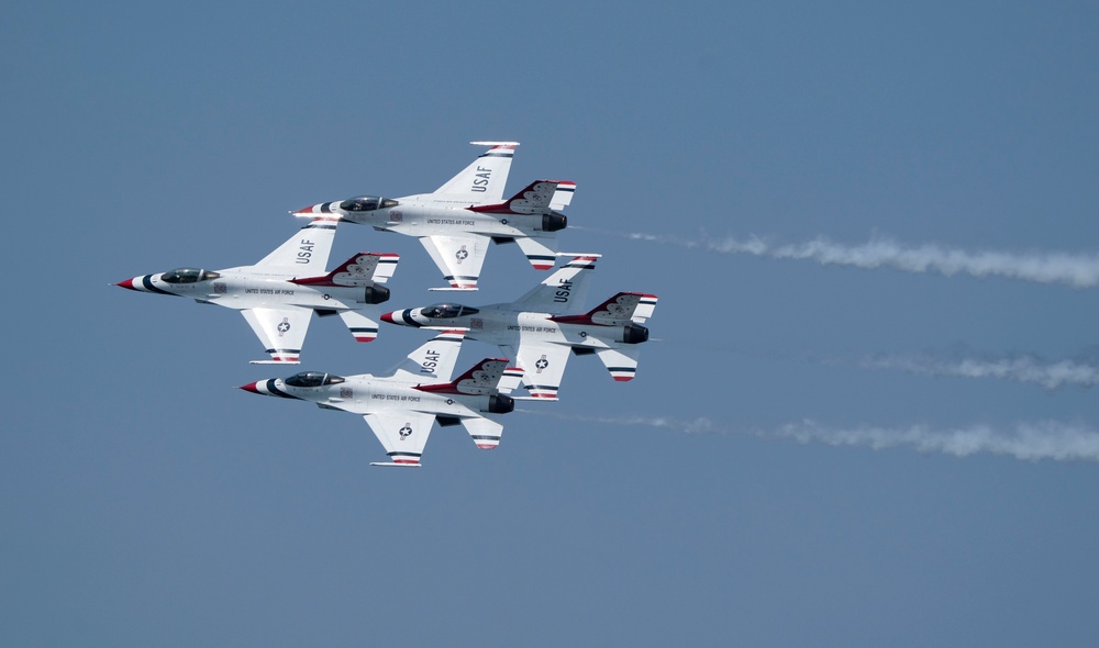 Thunderbirds perform at National Cherry Festival