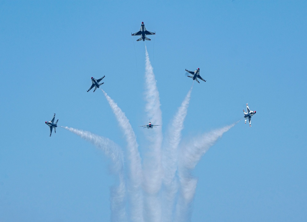 Thunderbirds perform at National Cherry Festival