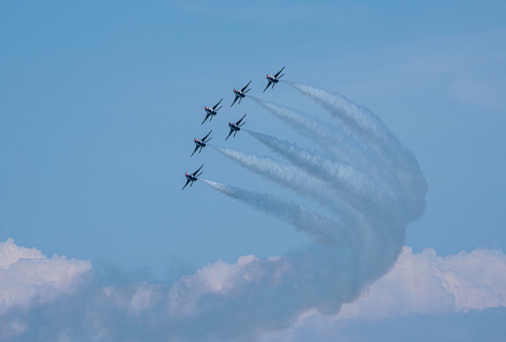 Thunderbirds perform at National Cherry Festival