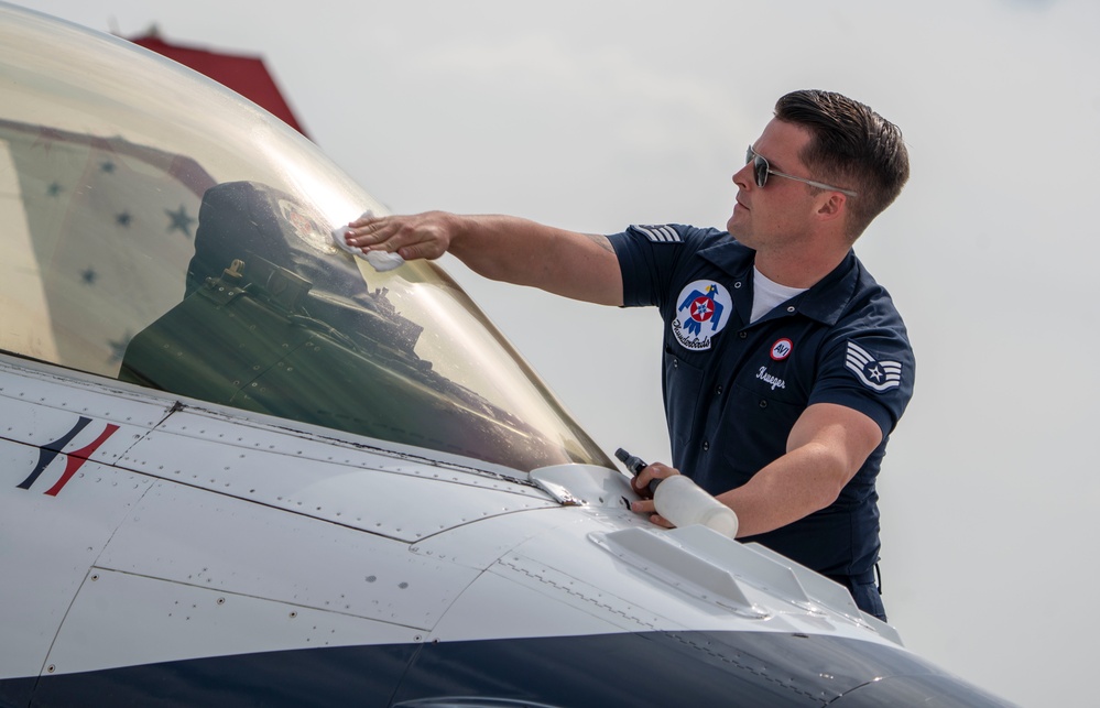 Thunderbirds perform at National Cherry Festival