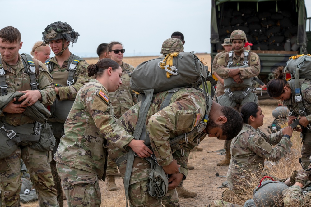 5th Quartermaster Theater Aerial Delivery Company conducts a CH-47 Chinook Airborne Operation