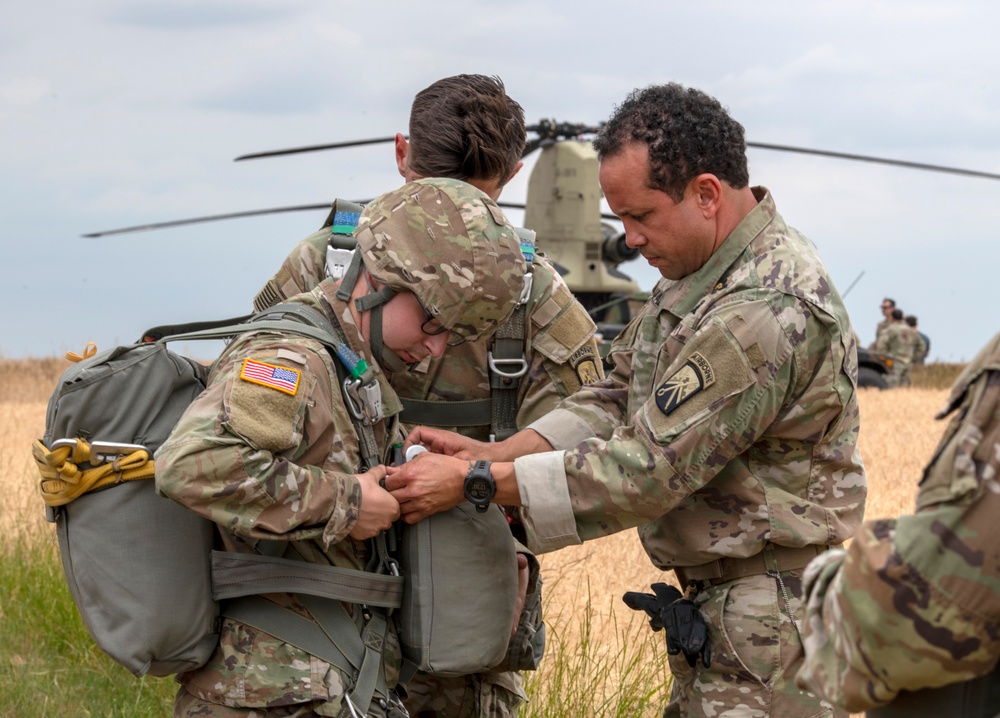 5th Quartermaster Theater Aerial Delivery Company conducts a CH-47 Chinook Airborne Operation