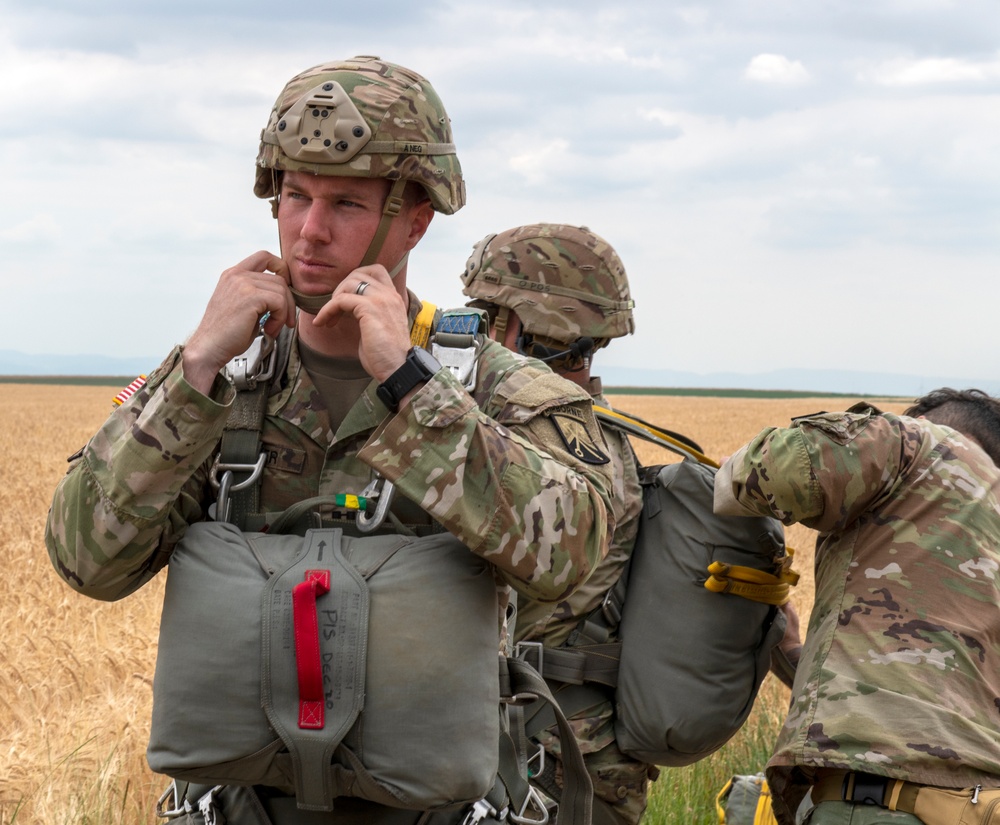 5th Quartermaster Theater Aerial Delivery Company conducts a CH-47 Chinook Airborne Operation