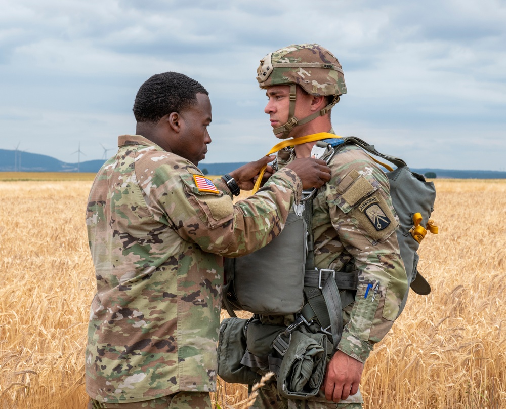 5th Quartermaster Theater Aerial Delivery Company conducts a CH-47 Chinook Airborne Operation