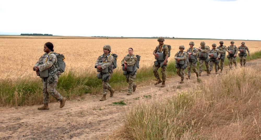 5th Quartermaster Theater Aerial Delivery Company conducts a CH-47 Chinook Airborne Operation