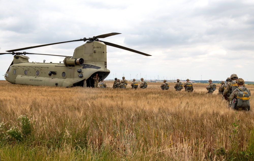 5th Quartermaster Theater Aerial Delivery Company conducts a CH-47 Chinook Airborne Operation