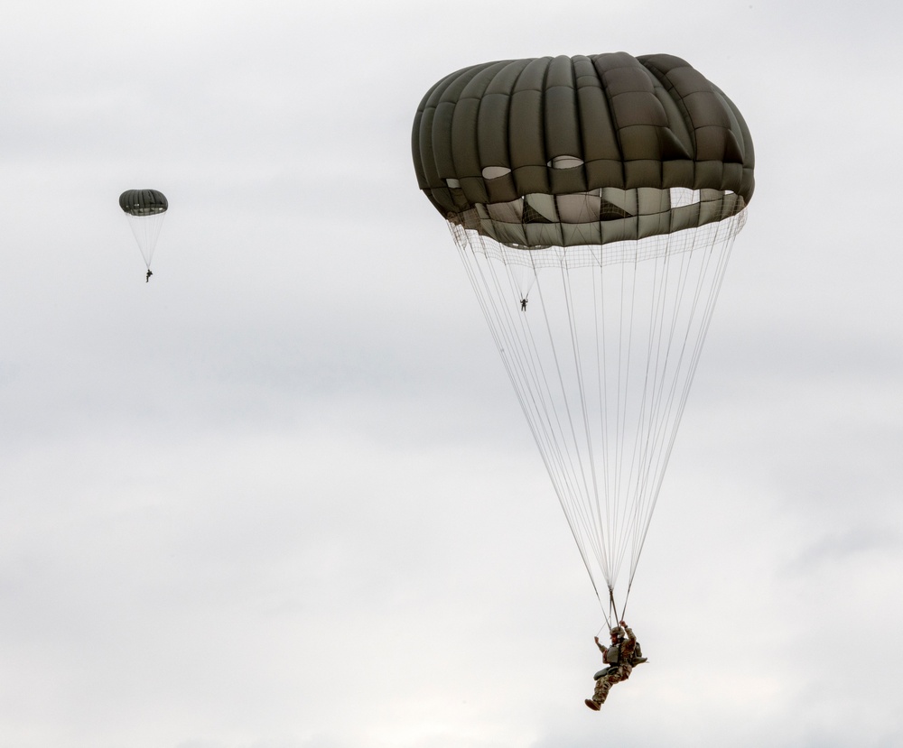 5th Quartermaster Theater Aerial Delivery Company conducts a CH-47 Chinook Airborne Operation