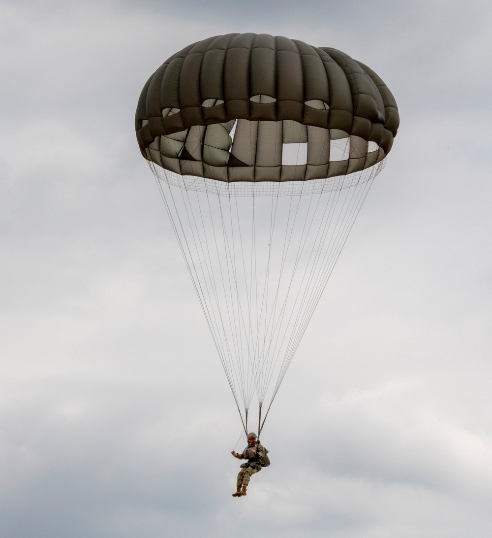 5th Quartermaster Theater Aerial Delivery Company conducts a CH-47 Chinook Airborne Operation