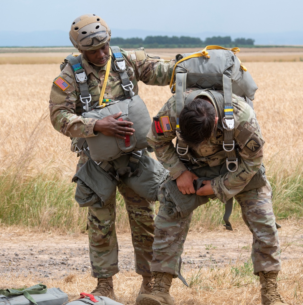 5th Quartermaster Theater Aerial Delivery Company conducts a CH-47 Chinook Airborne Operation