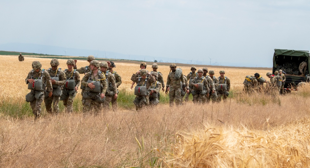 5th Quartermaster Theater Aerial Delivery Company conducts a CH-47 Chinook Airborne Operation