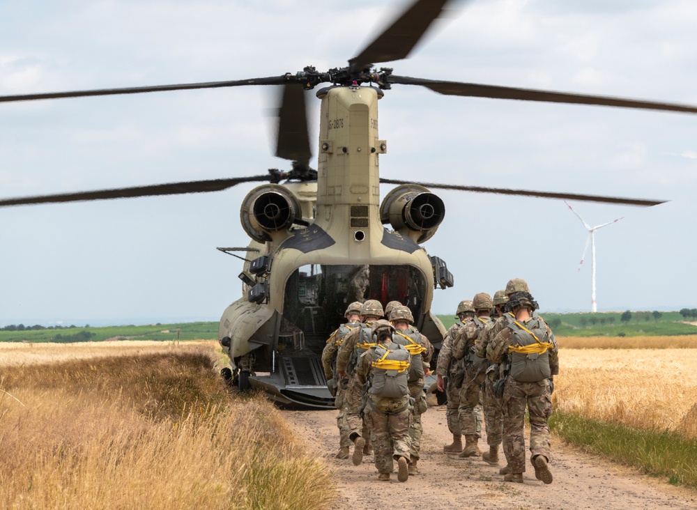 5th Quartermaster Theater Aerial Delivery Company conducts a CH-47 Chinook Airborne Operation