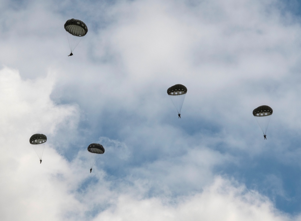 5th Quartermaster Theater Aerial Delivery Company conducts a CH-47 Chinook Airborne Operation