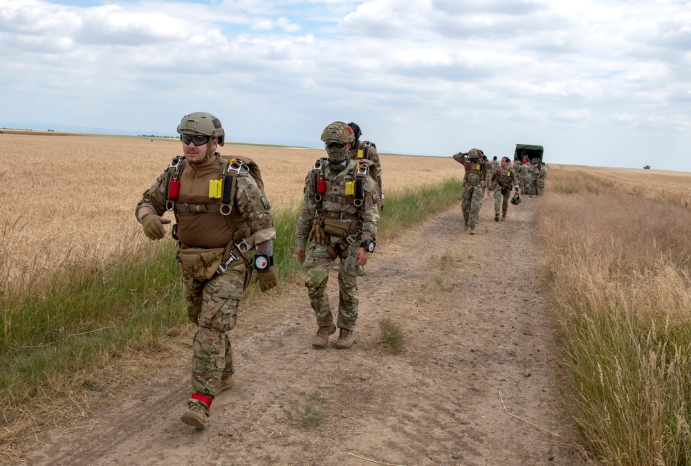 5th Quartermaster Theater Aerial Delivery Company conducts a CH-47 Chinook Airborne Operation