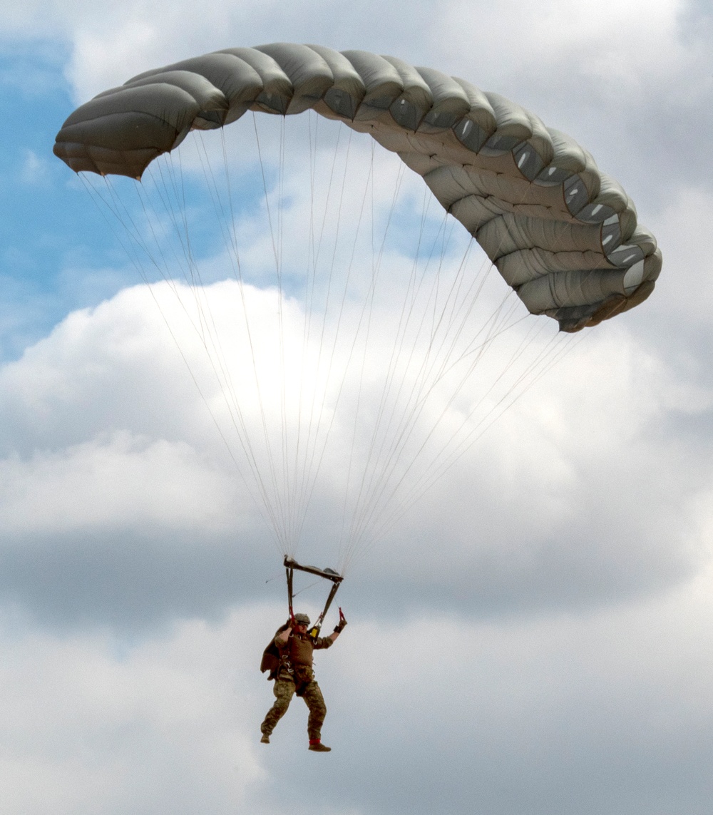 5th Quartermaster Theater Aerial Delivery Company conducts a CH-47 Chinook Airborne Operation