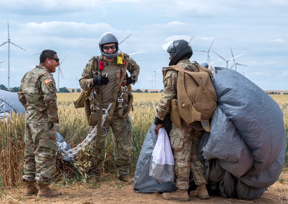 5th Quartermaster Theater Aerial Delivery Company conducts a CH-47 Chinook Airborne Operation