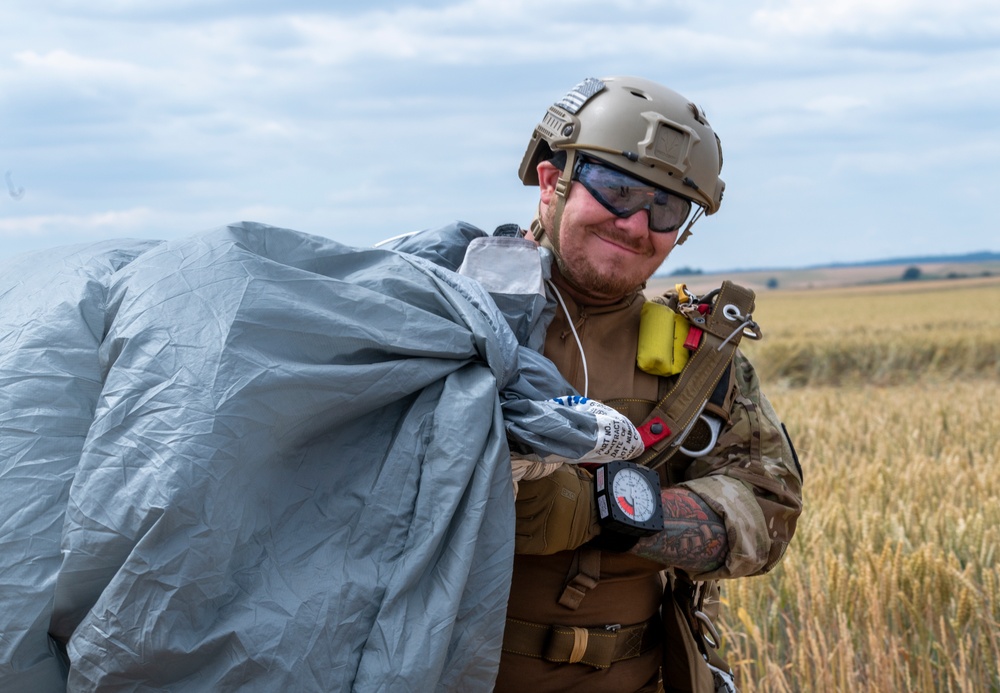 5th Quartermaster Theater Aerial Delivery Company conducts a CH-47 Chinook Airborne Operation