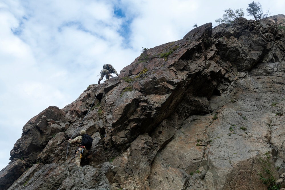 3rd ASOS special warfare Airmen test mountaineering skills in Alaska