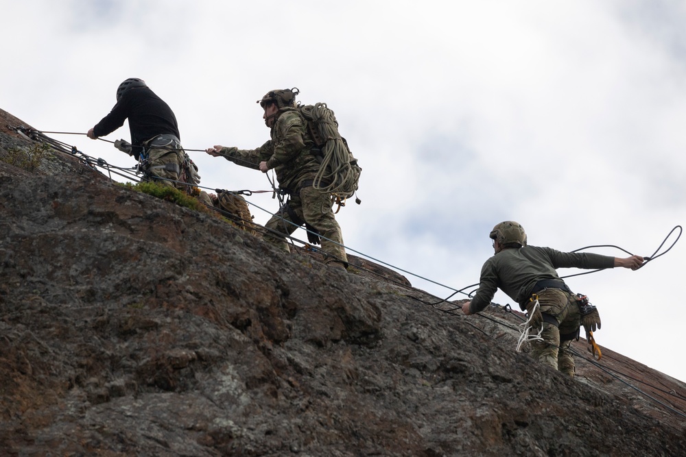 3rd ASOS special warfare Airmen test mountaineering skills in Alaska