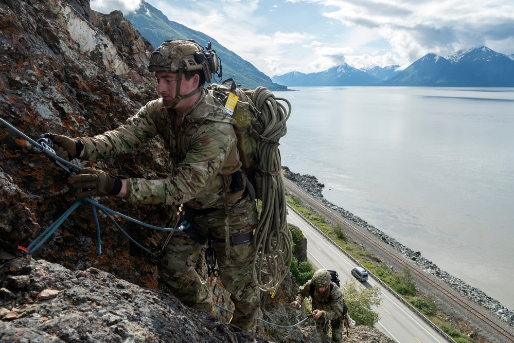 3rd ASOS special warfare Airmen test mountaineering skills in Alaska
