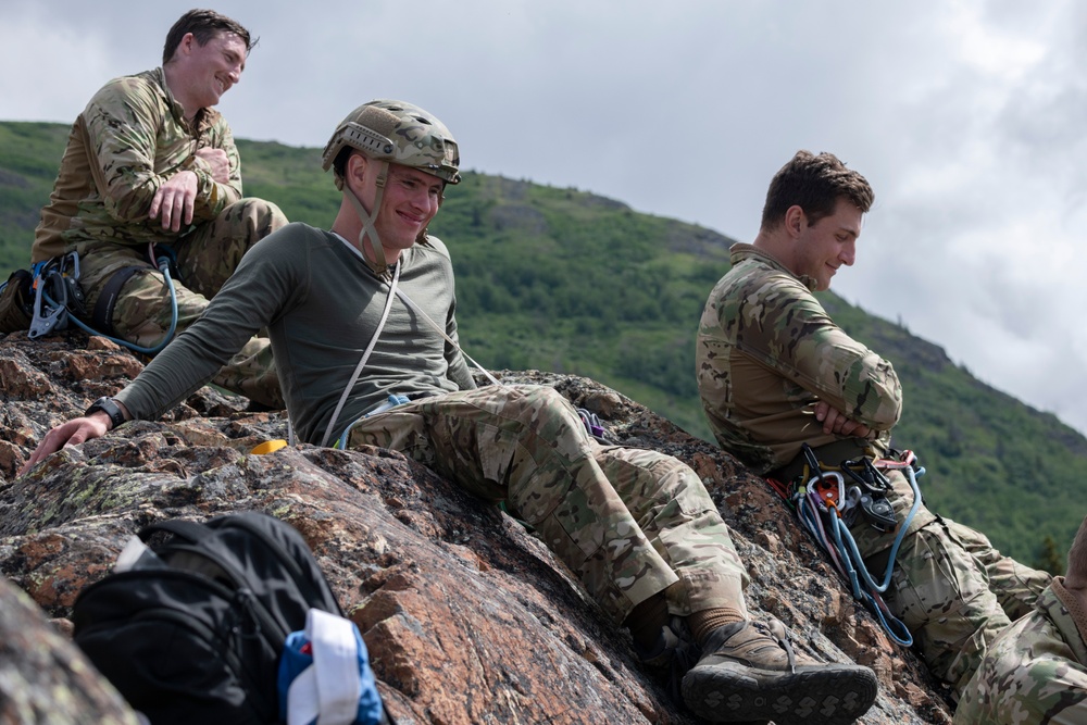 3rd ASOS special warfare Airmen test mountaineering skills in Alaska