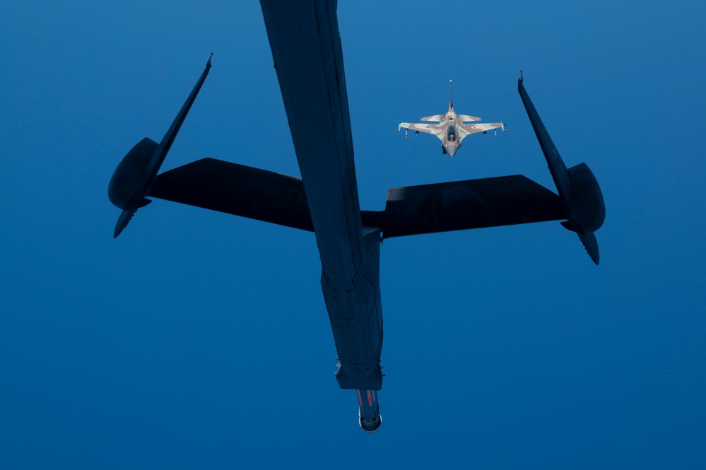 USAF, Israeli Defense Forces conduct in-flight refueling operations together
