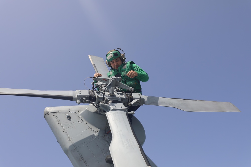 HSM 79 Performs Maintenance Onboard USS Paul Ignatius