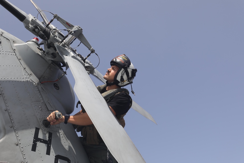 HSM 79 Performs Maintenance Onboard USS Paul Ignatius