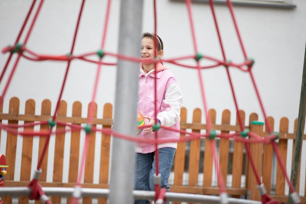 Paratroopers spend day with Ukrainian refugees in Poland