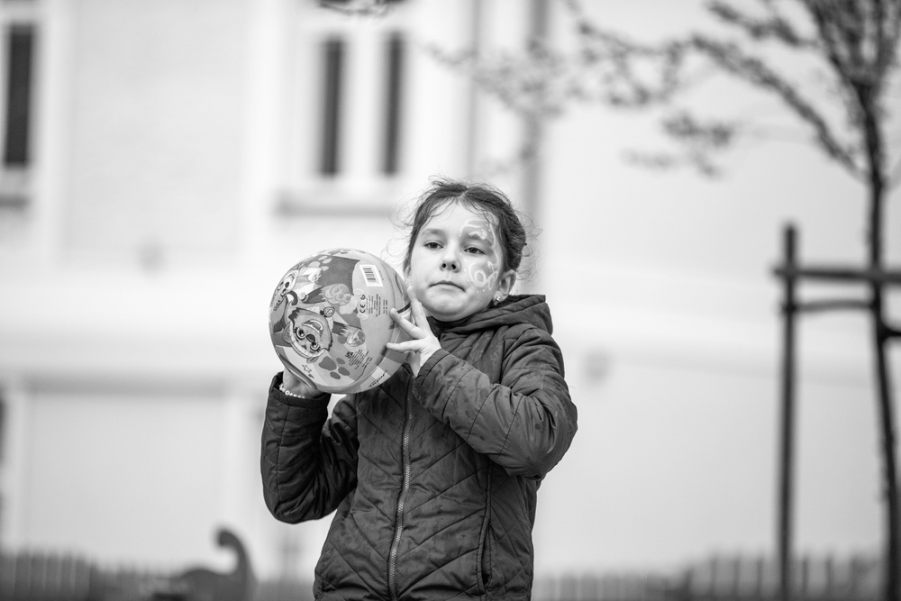 Paratroopers spend day with Ukrainian refugees in Poland