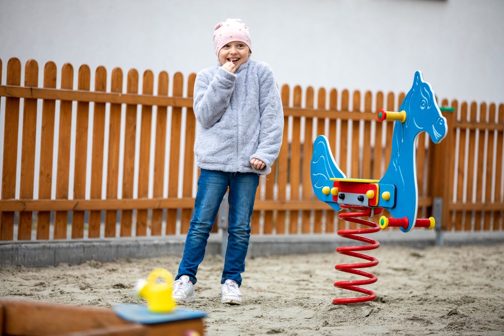 Paratroopers spend day with Ukrainian refugees in Poland