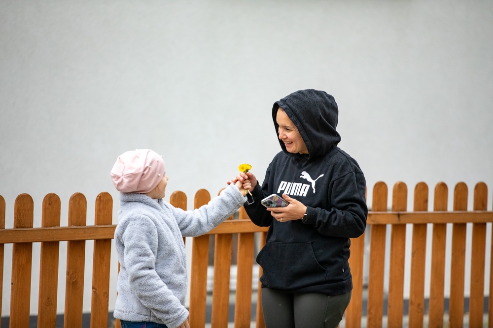 Paratroopers spend day with Ukrainian refugees in Poland