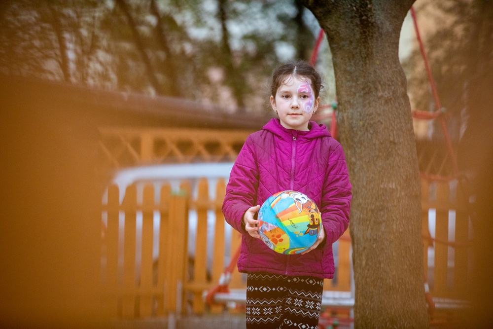 Paratroopers spend day with Ukrainian refugees in Poland