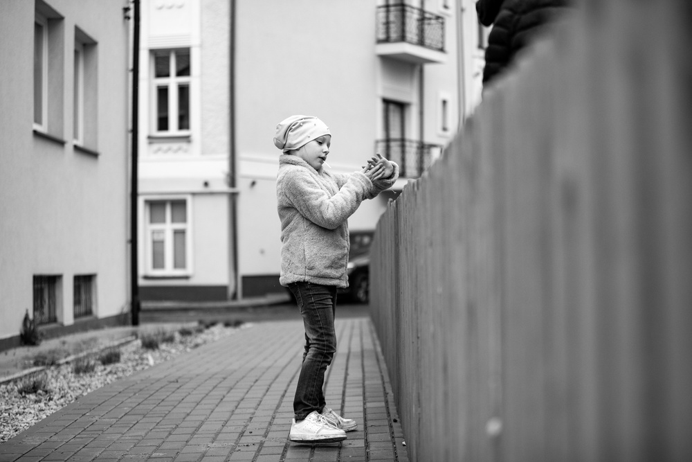 Paratroopers spend day with Ukrainian refugees in Poland