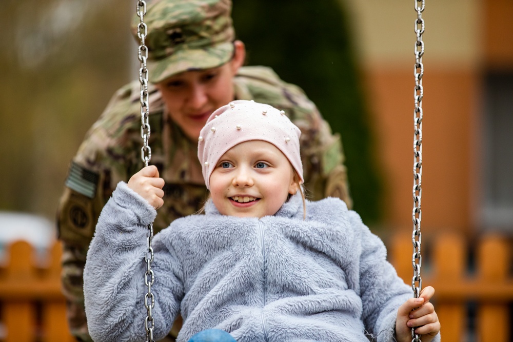 Paratroopers spend day with Ukrainian refugees in Poland