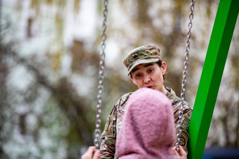 Paratroopers spend day with Ukrainian refugees in Poland