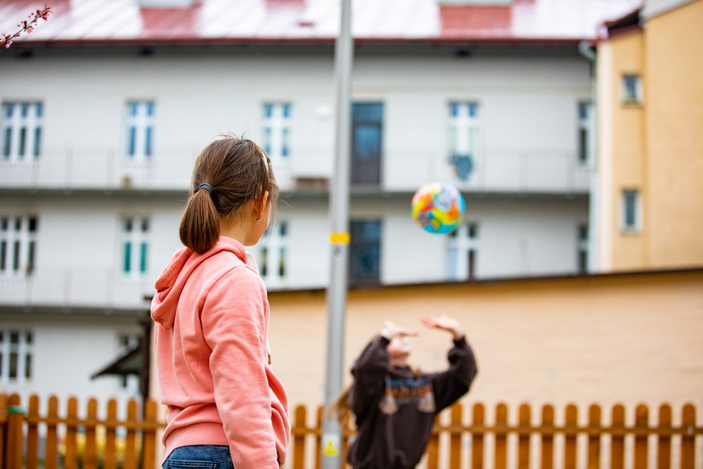 Paratroopers spend day with Ukrainian refugees in Poland