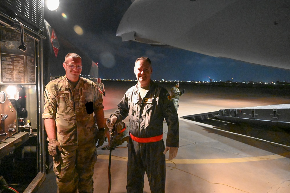 Reservists de-feul C-17 for A-10 operations