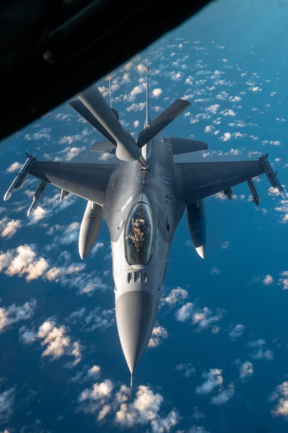 Mobility Guardian refuels USAF F-16 Fighting Falcons participating in PACAF Northern Edge