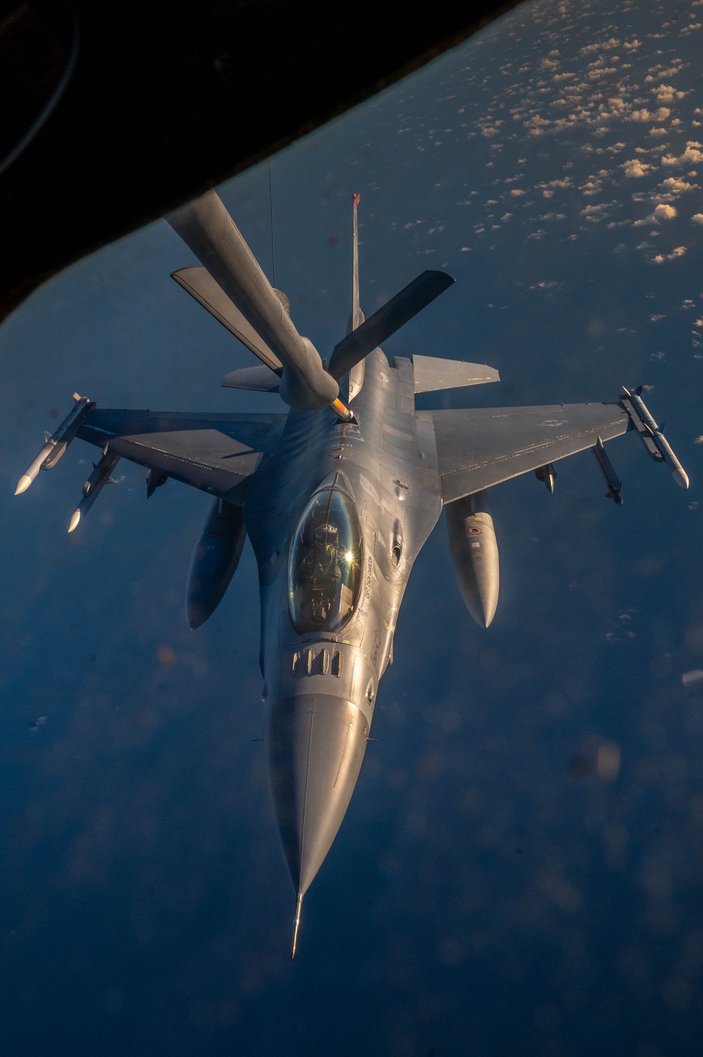 Mobility Guardian refuels USAF F-16 Fighting Falcons participating in PACAF Northern Edge