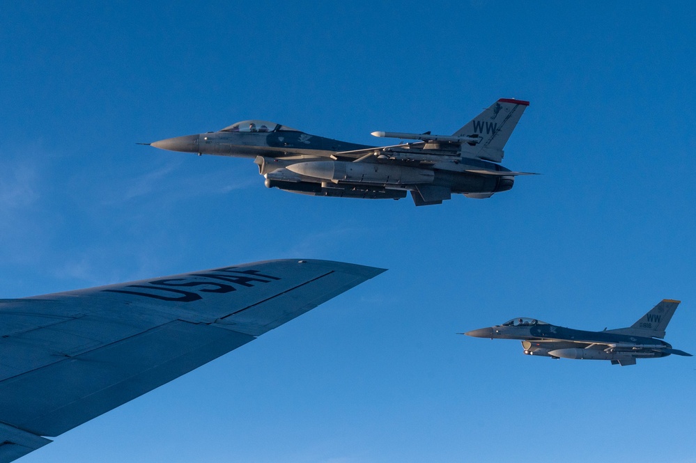 Mobility Guardian refuels USAF F-16 Fighting Falcons participating in PACAF Northern Edge