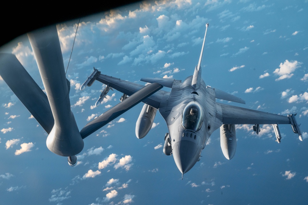 Mobility Guardian refuels USAF F-16 Fighting Falcons participating in PACAF Northern Edge