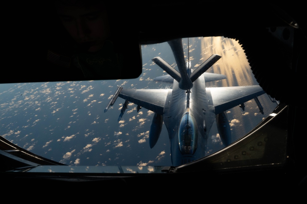 Mobility Guardian refuels USAF F-16 Fighting Falcons participating in PACAF Northern Edge