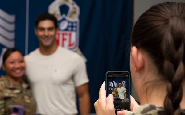 Raiders QB visits Nellis Airmen
