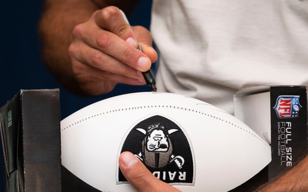 Raiders QB visits Nellis Airmen