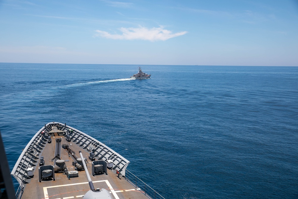 Carrier Strike Group 5, cruiser USS Antietam conduct naval exercise with Vietnamese People’s Navy