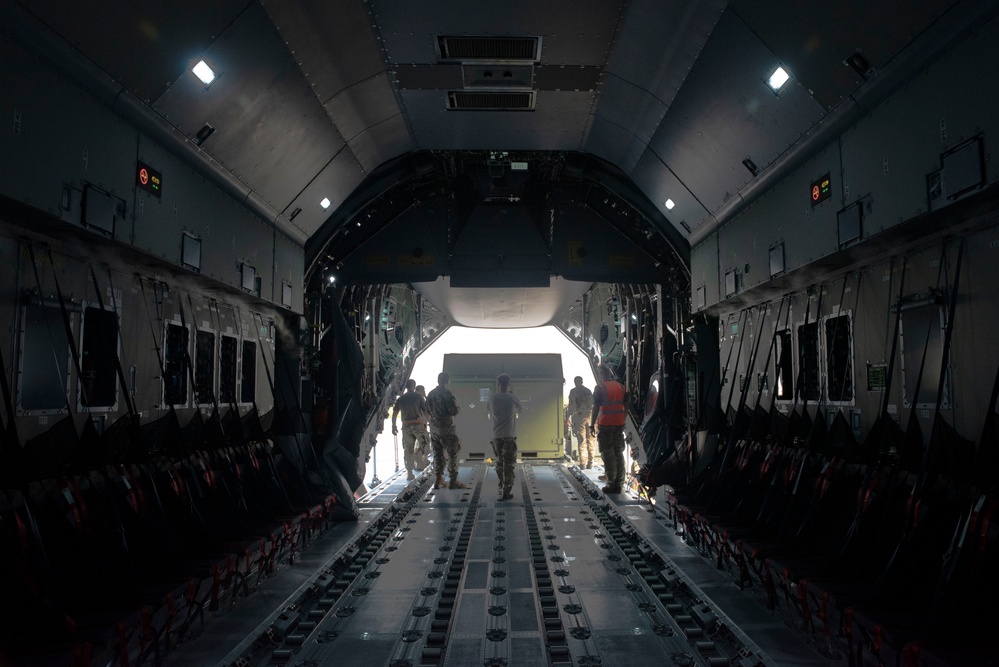 U.S. and British work together to load Royal Air Force Altas A400M