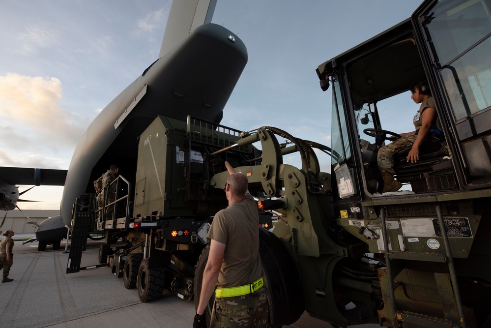 U.S. and British work together to load Royal Air Force Atlas A400M