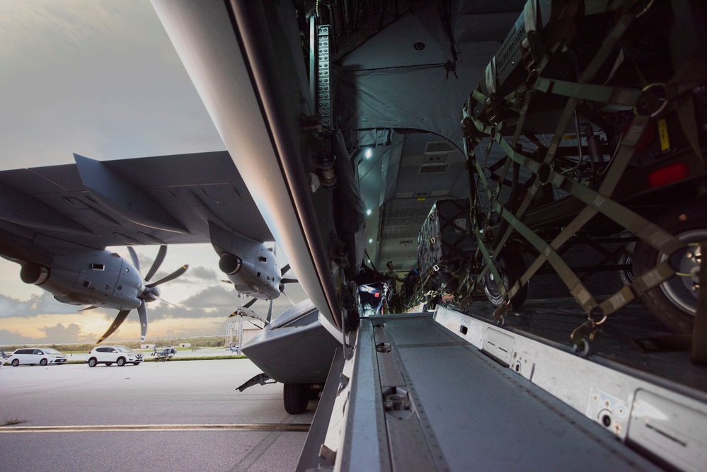 U.S. and British work together to load Royal Air Force Atlas A400M