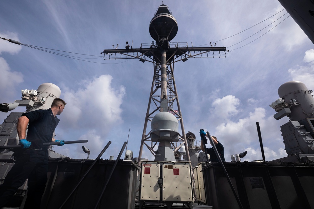 USS Philippine Sea (CG 58) Conducts Maintenance During COMPTUEX