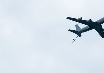 97 AMW demo team flies into Tinker